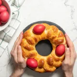 Napravite uskrsnu pletenicu s jajem, tradicionalna pogača kao ukras za blagdanski stol