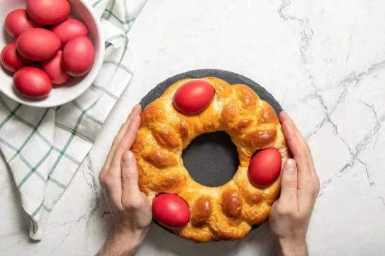 Napravite uskrsnu pletenicu s jajem, tradicionalna pogača kao ukras za blagdanski stol