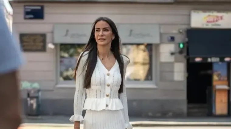 Dama u bijelom zna kako nositi proljetni ženstveni komplet