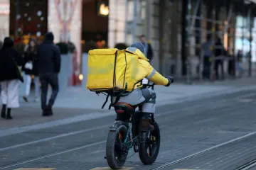Organizirali 'sačekušu' dostavljaču: Cipelarili ga, tukli po glavi i opljačkali. Policija traži pomagače