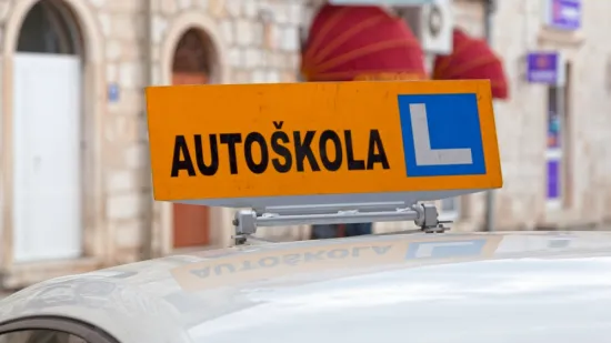 [KVIZ] Zna&scaron; li točno odgovoriti na ova pitanja iz auto&scaron;kole?