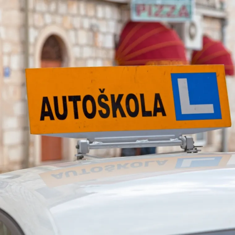 [KVIZ] Zna&scaron; li točno odgovoriti na ova pitanja iz auto&scaron;kole?