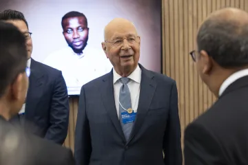 Osnivač okupljali&scaron;ta 'bogatih i moćnih' odstupa s dužnosti