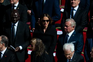 Pogled na kraljicu: Rania zasjala dok je Vatikan oplakivao papu