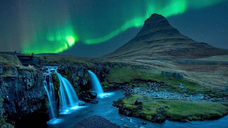 Northern lights over Kirkjufell at night in the autumn of Iceland.