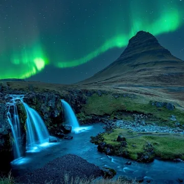 Northern lights over Kirkjufell at night in the autumn of Iceland.