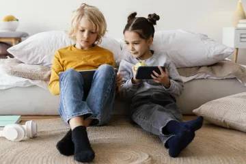 Svjesnost o tome &scaron;to se događa s na&scaron;im podacima, kao i podacima na&scaron;ih najmlađih, postaje nužna. Nismo samo pasivni korisnici tehnologije &mdash; moramo se pitati &scaron;to gubimo i &scaron;to prepu&scaron;tamo digitalnim platformama. I dok tehnologija može donijeti prednosti, istovremeno mora postojati odgovornost i transparentnost u načinu na koji se podaci prikupljaju i koriste. Na&scaron;a privatnost, a time i prava, trebaju biti za&scaron;tićeni. Bitka za privatnost u digitalnom dobu tek je počela i važno je da budemo njezini aktivni sudionici.