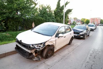 Pogledajte fotografije auta na krovu: Vozačica prije toga udarila u tri parkirana auta