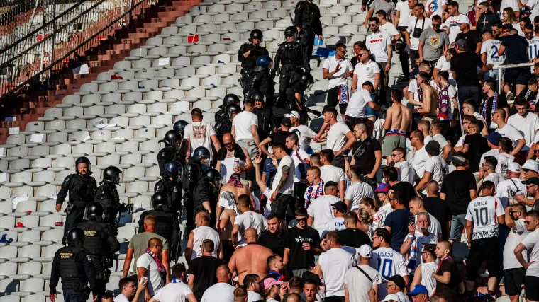 U navijačkim neredima u Splitu ozlijeđen je 21 policajac, a broj privedenih prelazi 200