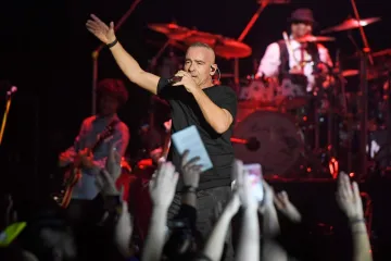 Eros Ramazzoti ima novi look: Vi&scaron;e nema isklesane pločice, ali žene ga i dalje obožavaju