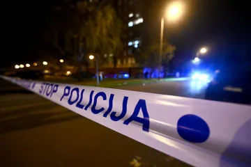 U Labinu automobil sletio s ceste i udario u parkirana vozila. Jedna osoba poginula