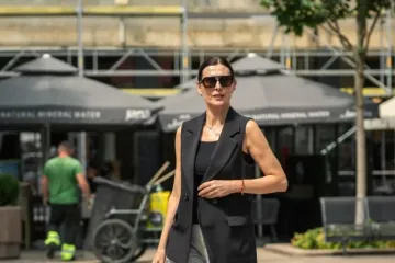 Lijepa brineta sa &scaron;pice savr&scaron;eno spojila prsluk i trenirku