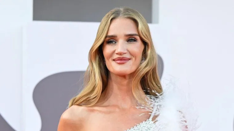 Od Rosie Huntington do Julie Roberts: Najbolja modna izdanja proteklih dana na crvenom tepihu