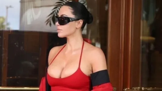 Čarape na japanke? Ovo je previše čak i za Kim Kardashian, pogledajte neobičan styling