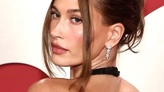 Hailey Bieber u prozirnoj haljini pokazala figuru i podsjetila na zlatno doba holivudskog glamura