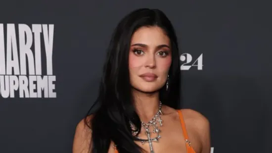 Narančasta senzacija: Kylie Jenner zapalila crveni tepih u haljini koja joj stoji kao salivena