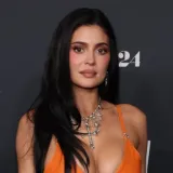 Narančasta senzacija: Kylie Jenner zapalila crveni tepih u haljini koja joj stoji kao salivena