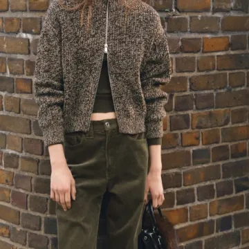 Od retro inspiracije do modernih krojeva: Hlače od samta dominiraju zimskim kolekcijama