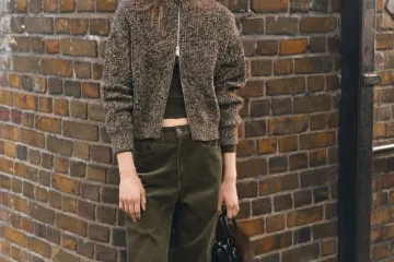 Od retro inspiracije do modernih krojeva: Hlače od samta dominiraju zimskim kolekcijama
