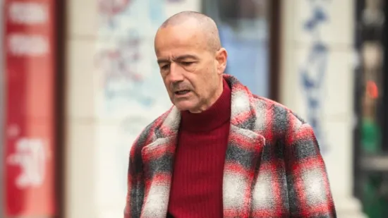 Crveno, karirano, nepogre&scaron;ivo: Outfit mu&scaron;karca sa &scaron;pice podigao je ljestvicu uličnog stila