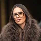 Outfit sa &scaron;pice koji je modni jackpot: Bunda, platforme i torbica skuplja od prosječne plaće