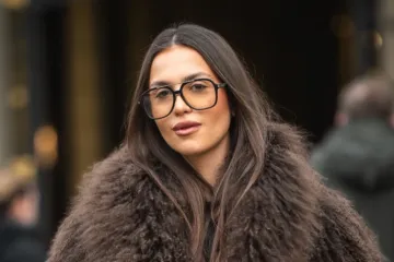 Outfit sa &scaron;pice koji je modni jackpot: Bunda, platforme i torbica skuplja od prosječne plaće