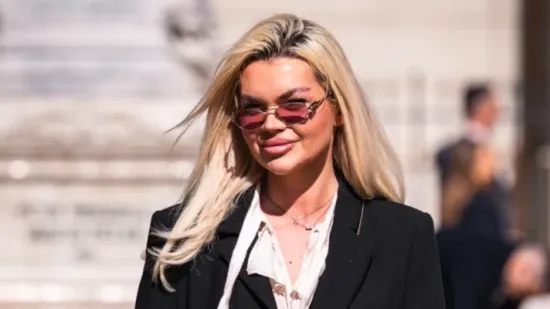 Plavu&scaron;a sa &scaron;pice u dobitnoj kombinaciji: Čizme, duge noge i slatki pratitelj