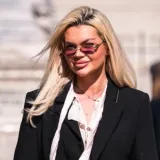 Plavu&scaron;a sa &scaron;pice u dobitnoj kombinaciji: Čizme, duge noge i slatki pratitelj