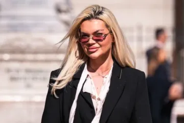 Plavu&scaron;a sa &scaron;pice u dobitnoj kombinaciji: Čizme, duge noge i slatki pratitelj