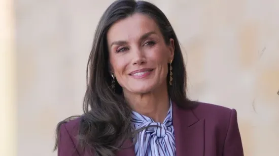 Kraljica Letizia u moćnom bordo odijelu savr&scaron;enom za posao i dnevna događanja