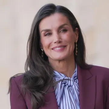 Kraljica Letizia u moćnom bordo odijelu savr&scaron;enom za posao i dnevna događanja