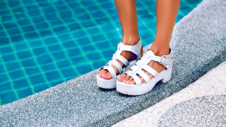 Plastične sandale za more: Must-have za sve ljetne avanture