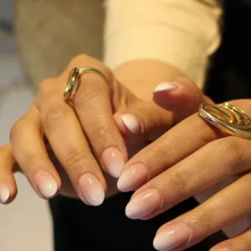 Minimalizam s visokim sjajem: Svi pričaju o glass manikuri