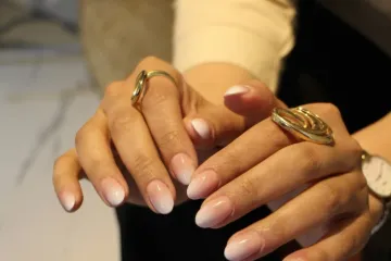 Minimalizam s visokim sjajem: Svi pričaju o glass manikuri