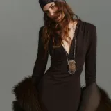 Smeđe haljine kao novi klasik: Elegantna alternativa crnoj