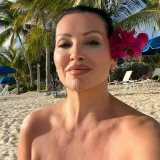 Nina Badrić pobjegla na Karibe: Zimsku bundu zamijenila zanimljivim kupaćim kostimom