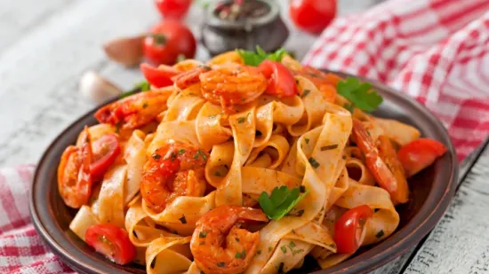 Tjestenina s kozicama u crvenom umaku: Savr&scaron;en spoj rajčice i plodova mora