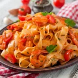 Tjestenina s kozicama u crvenom umaku: Savr&scaron;en spoj rajčice i plodova mora