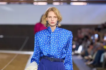 Stella McCartney u Parizu spojila klasične siluete i praktične komade