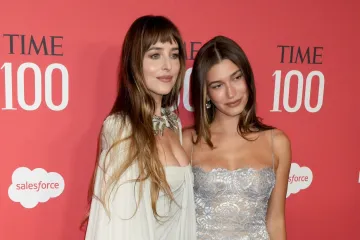 Hailey Bieber u srebrnoj čipki, Dakota Johnson poput boginje: Spektakularni outfiti TIME 100 Gale