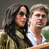 Brad Pitt i Ines de Ramon u fokusu na Roland Garrosu, no zvijezda je kožna jakna