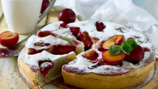 Recept za sočni kolač sa &scaron;ljivama i makom koji će vas jednostavno odu&scaron;eviti