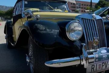 Oldtimeri okupirali Poljud pa se provozali po Dalmatinskoj zagori. Natjecali se u spretnosti i točnosti