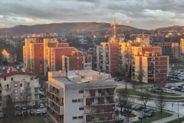 Ušetao u kafić s oružjem, a nakon toga mu u kući našli razne vrste droge i digitalnu vagu