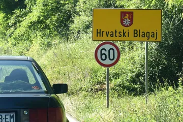 U Blagaju motociklist uslijed neprilagođene brzine izgubio kontrolu, udario u ogradu i pao