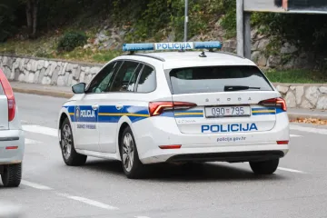 Austrijanac prijetio ljudima na Krku! Oštetio plovilo, aute i motocikl