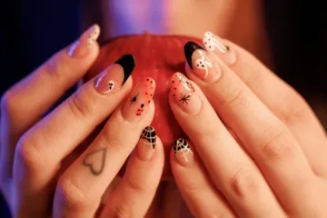 Spooky elegancija na noktima: Inspiracija za Halloween manikure