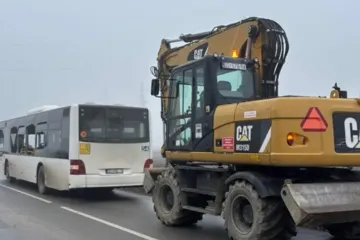 Krš i lom: Bager 'kašikom' porazbijao stakla na autobusu