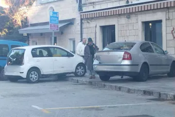 Jurio preko Gruža pa udario u tri parkirana auta