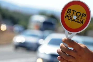 Vozač u Karlovcu pijen skr&scaron;io prometni znak i prevrnuo vozilo na krov, a drugi u Josipdolu trijezan bježao policiji